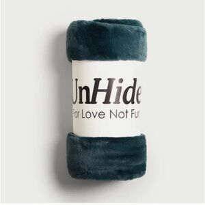 UnHide Lil Marsh Blanket. /  50” x 60”  
Color = Emerald Kitten   ✨BRAND…